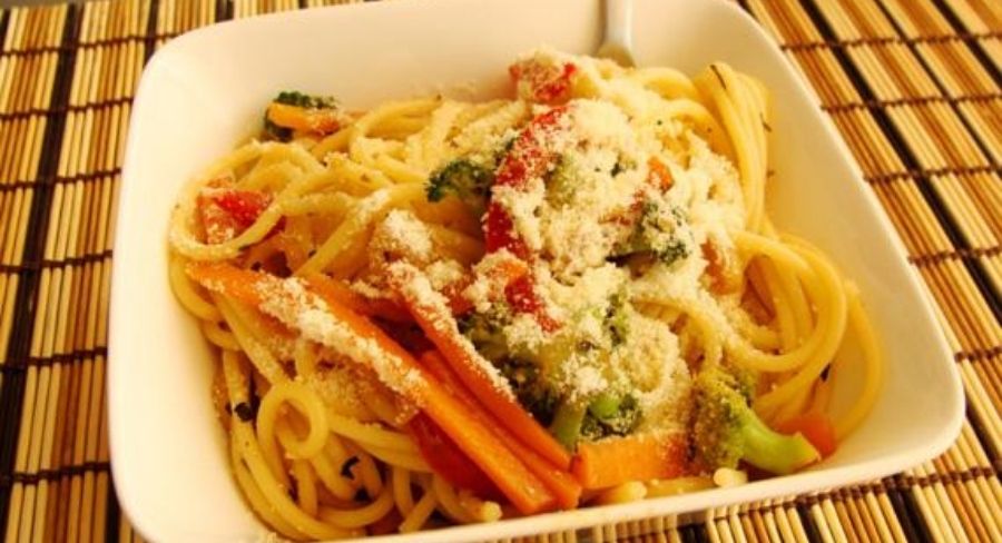 pasta vegetariana con queso y balanceado