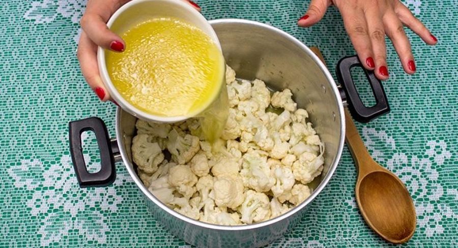 prepara un saludable puré de coliflor y queso parmesano