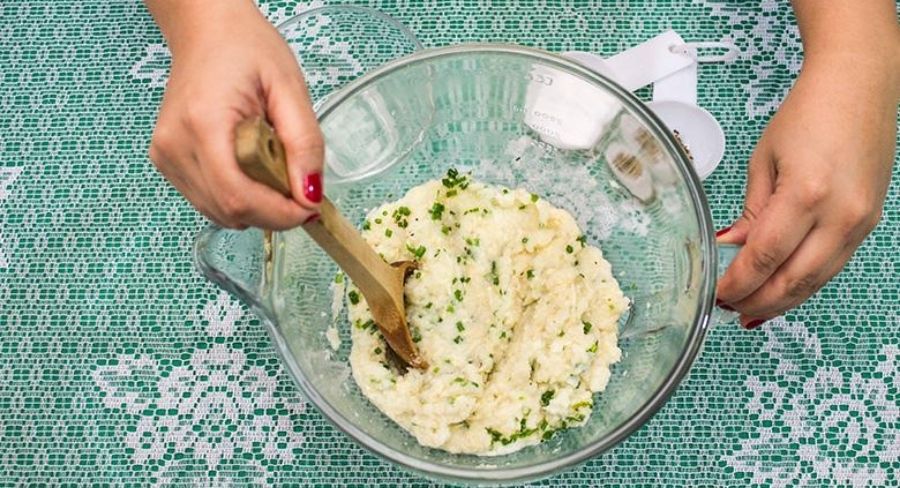 prepara un saludable puré de coliflor y queso parmesano