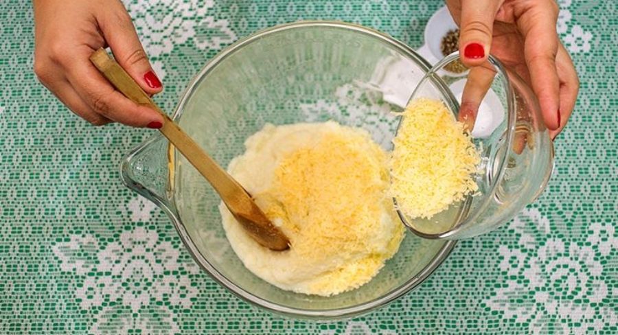 prepara un saludable puré de coliflor y queso parmesano