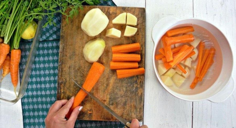 proceso para hacer mayonesa vegana de zanahorias: pela las papas y las zanahorias