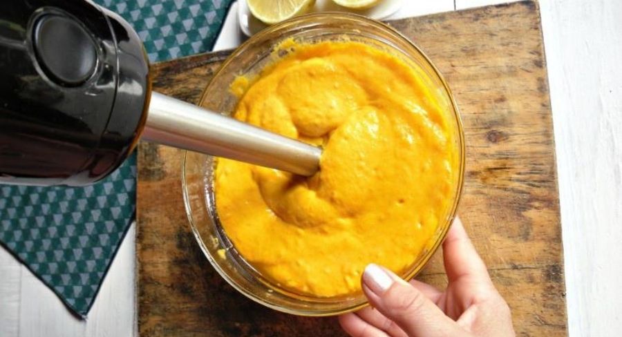 proceso para hacer mayonesa vegana de zanahorias: coloca los ingredientes en un bol y haz un puré