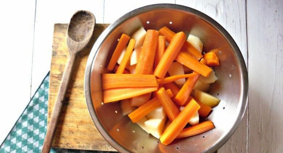 proceso para hacer mayonesa vegana de zanahorias: hierve las papas y las zanahorias hasta que estén bien blandas