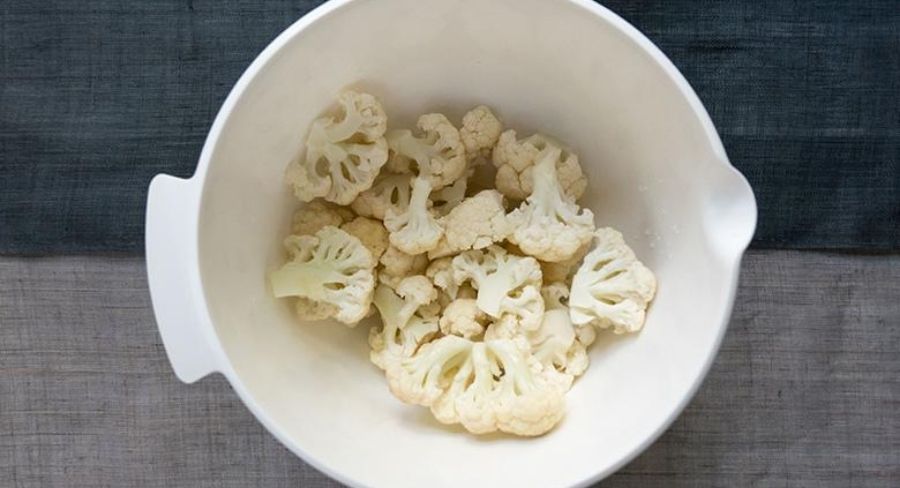 Preparación de nuggets de coliflor: Corta el coliflor en pequeños floretes