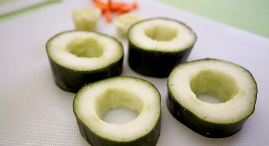 Sushi de pepino cohombro: Con un cuchillo pequeño remueve el círculo interno de cada rodaja.