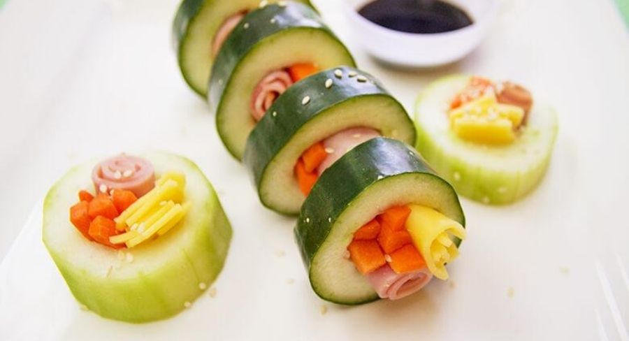 sushi de pepino cohombro para una media mañana saludable