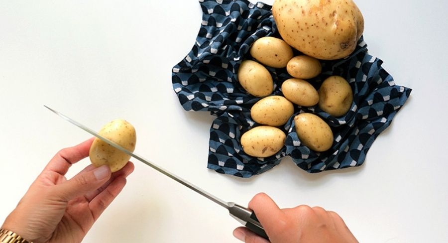 Pelar papas cocidas