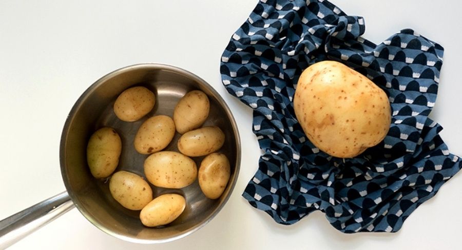 Pelar papas cocidas