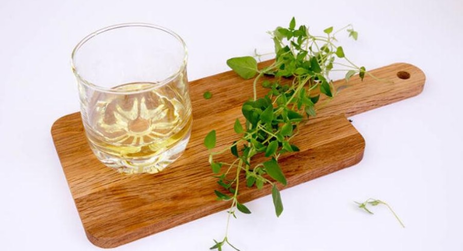 Aceite de oliva y hierbas frescas