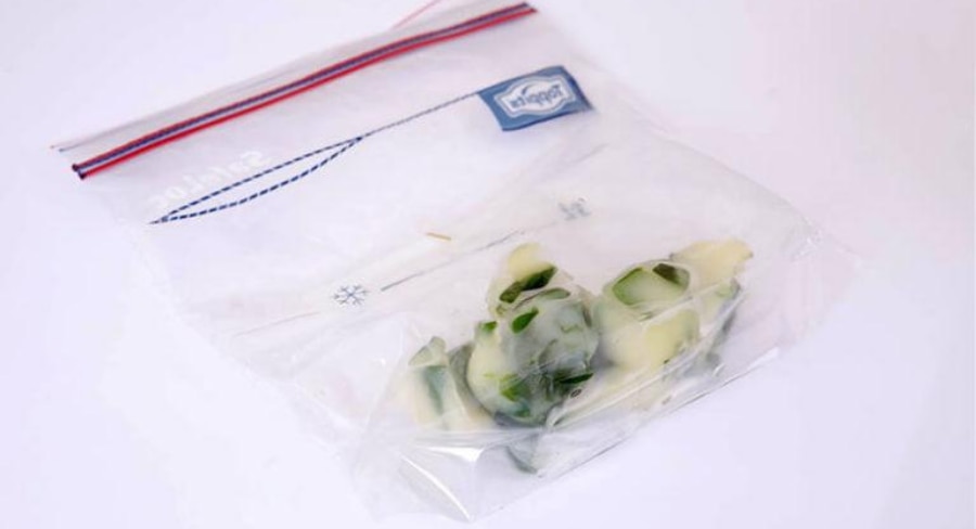 Cubos de hielo en bolsa plastica hermética