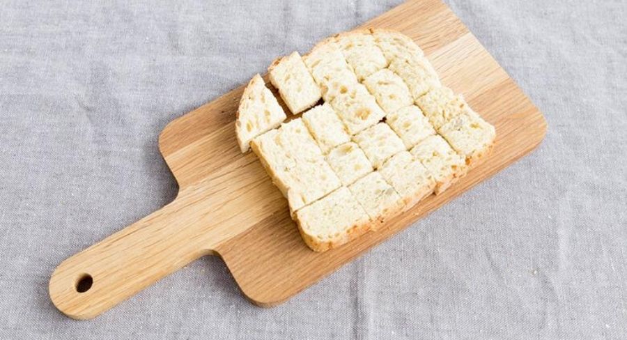 crutones de pan en tabla de madera