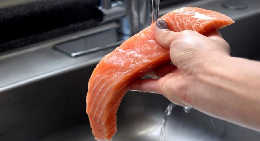 prepara salmón en salsa cremosa