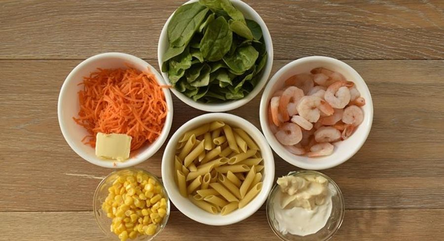 Ingredientes para preparar pasta con camarones, vegetales y crema ácida