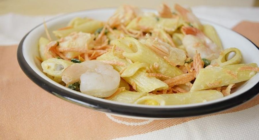 pasta con camarones, vegetales y crema ácida