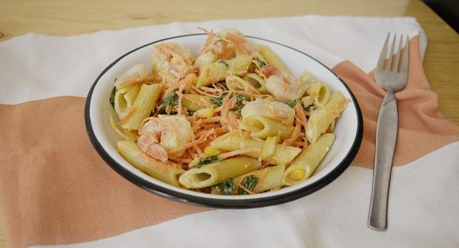 pasta con camarones, vegetales y crema ácida