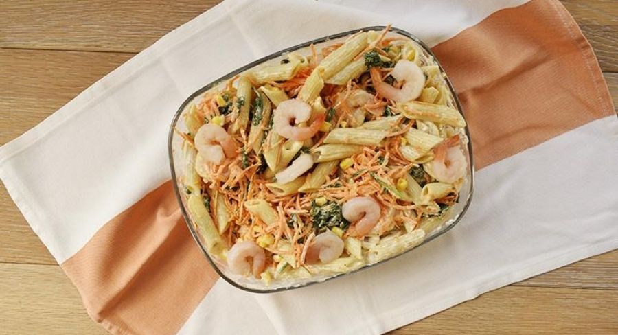 Pasta con camarones, vegetales y crema ácida