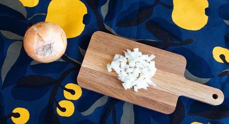 tabla de madera con cebolla picada en trozos