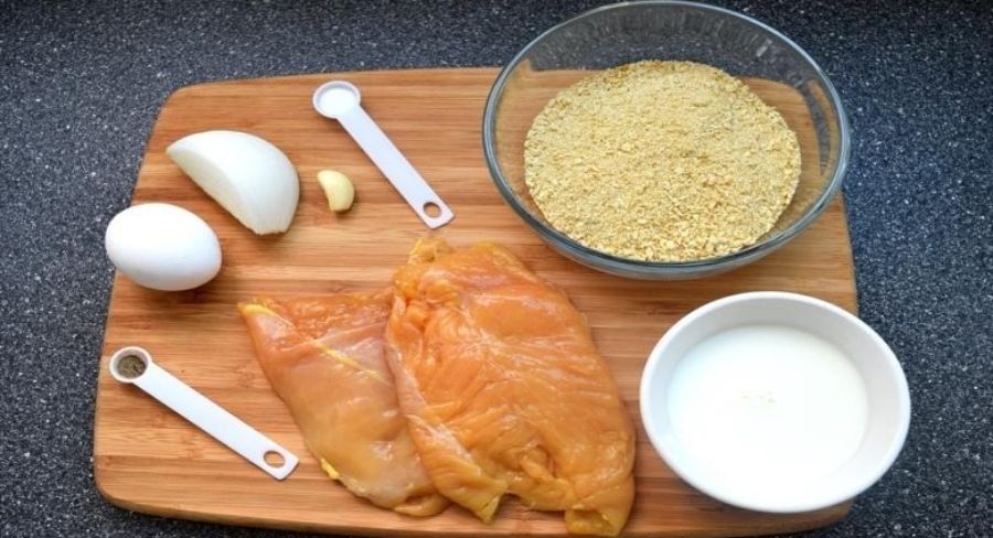 Ingredientes para preparar milanesa de pollo con empanizado perfecto