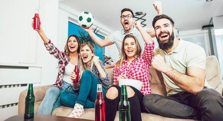 Grupo de personas gritando un gol