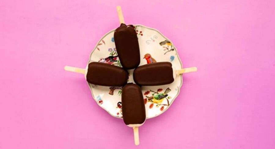 Paleta de coco con cobertura de chocolate