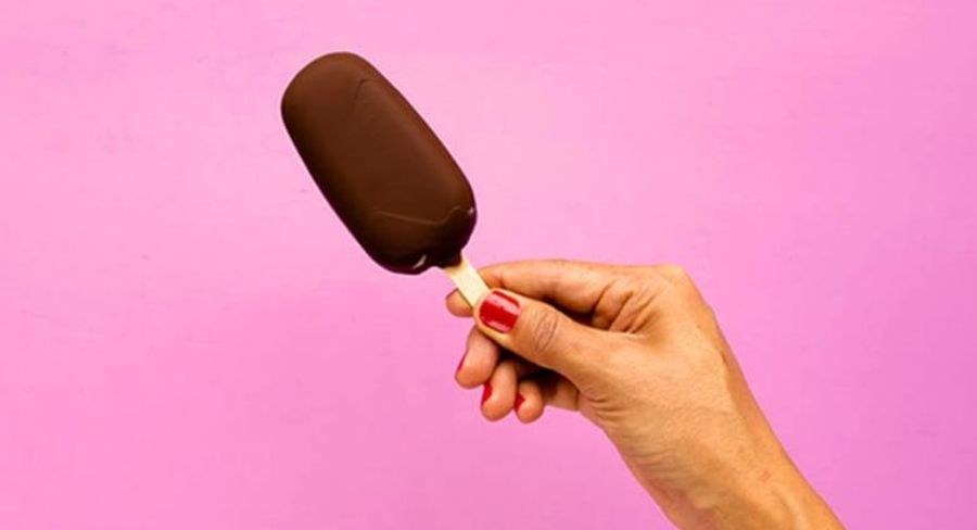 Paleta de coco con cubierta de chocolate