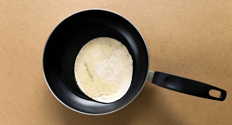 Bueñuelos siendo calentados en sarten