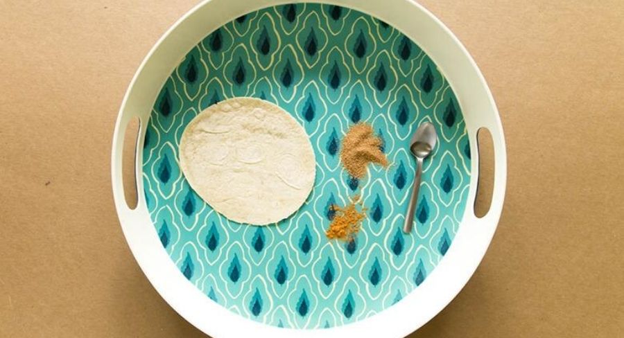 Plato azul con ingredientes para hacer buñuelos