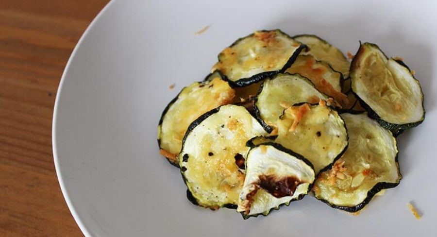 chips de zucchini con parmesano y sal marina