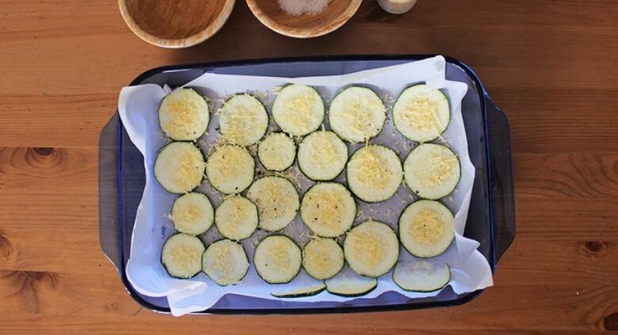 chips de zucchini con parmesano y sal marina