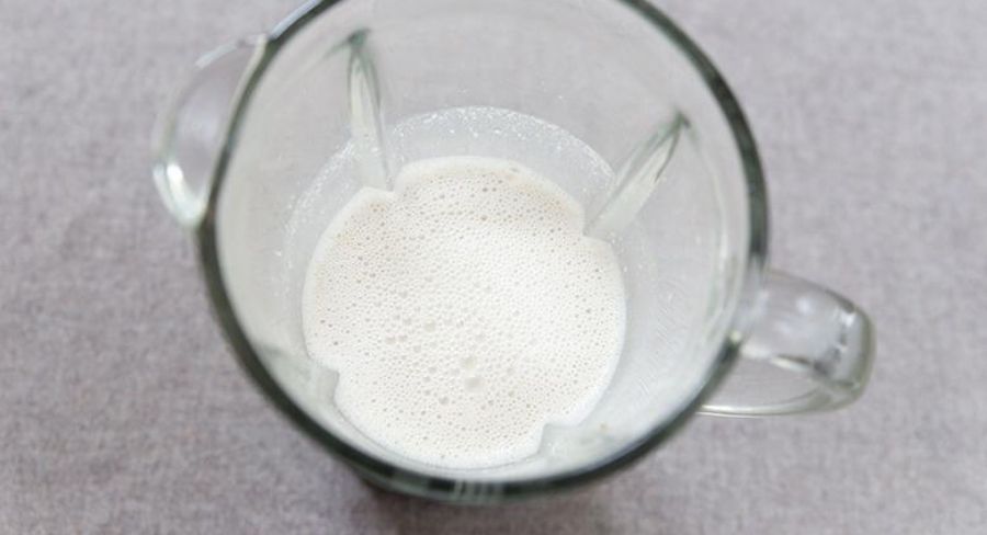 leche de avena en licuadora