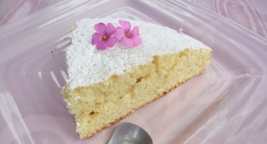 torta casera dorada y esponjosa