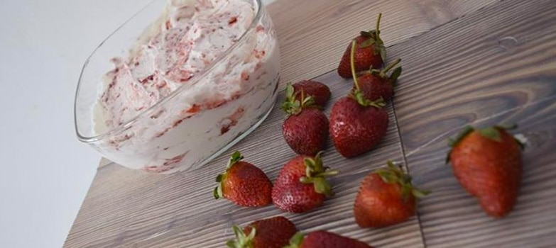 Helado de fresa y fresas juntos para su preparación