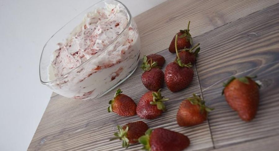 receta de helado de fresa sencillo y muy cremoso