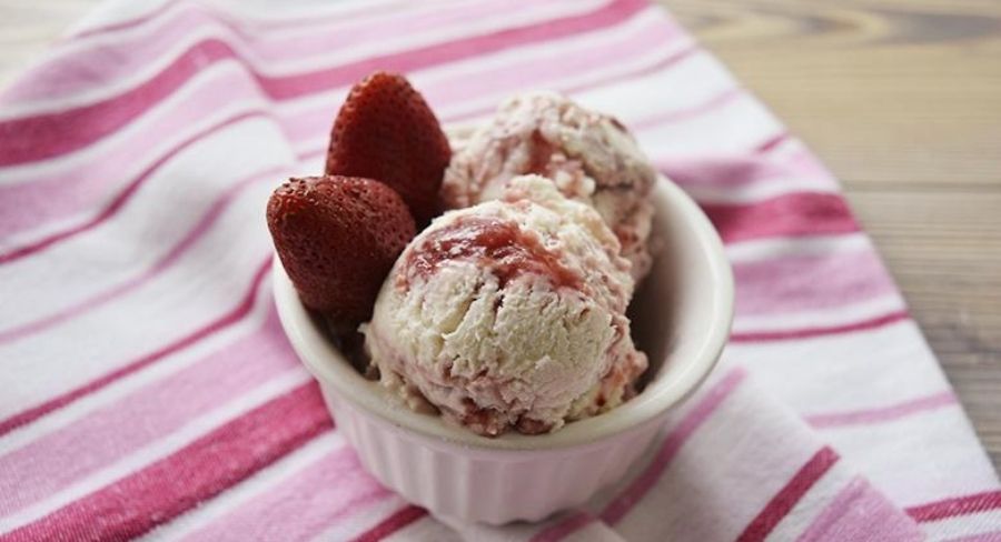 receta de helado de fresa sencillo y muy cremoso