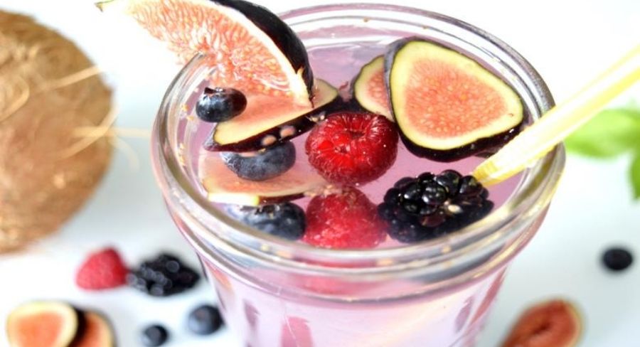 Agua de coco con frutos rojos 