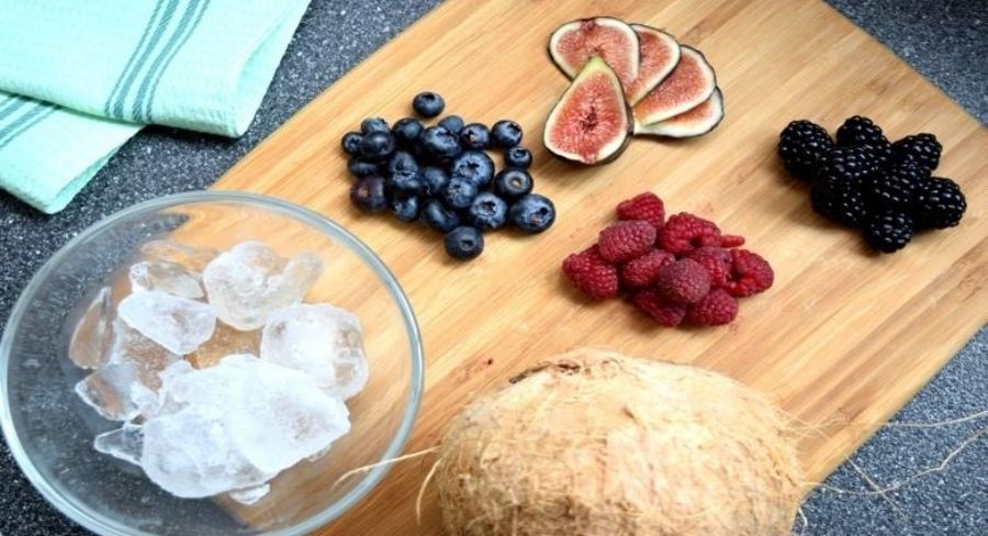 la mitad de los frutos rojos y machácalos