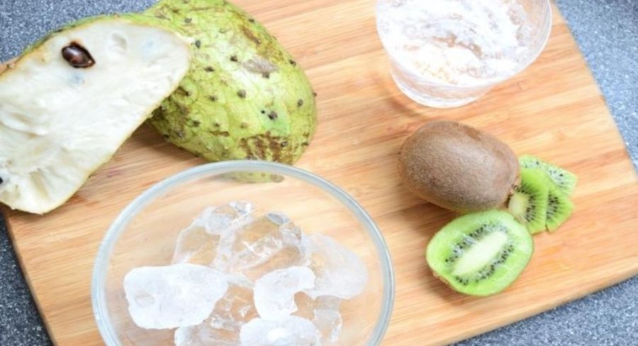 pequeños cubos la guanábana y el kiwi