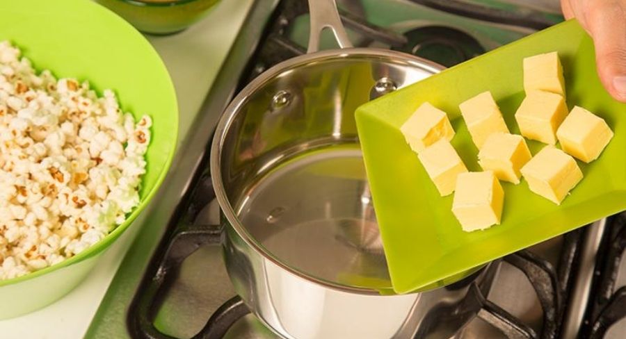 cacerola mediana con cubos de mantequilla cuadrados