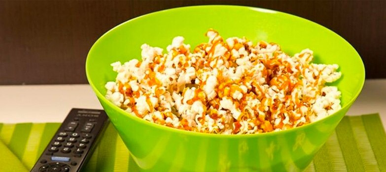 recipiente con palomitas de caramelo