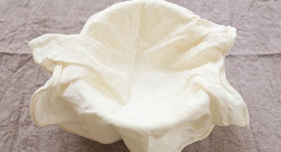 Pano en plato para ser usado como filtro en la preparación de jugo de betabel
