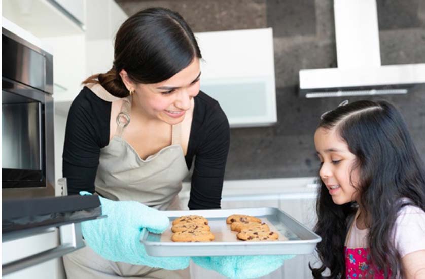 señora enseñando las galletas a la niña