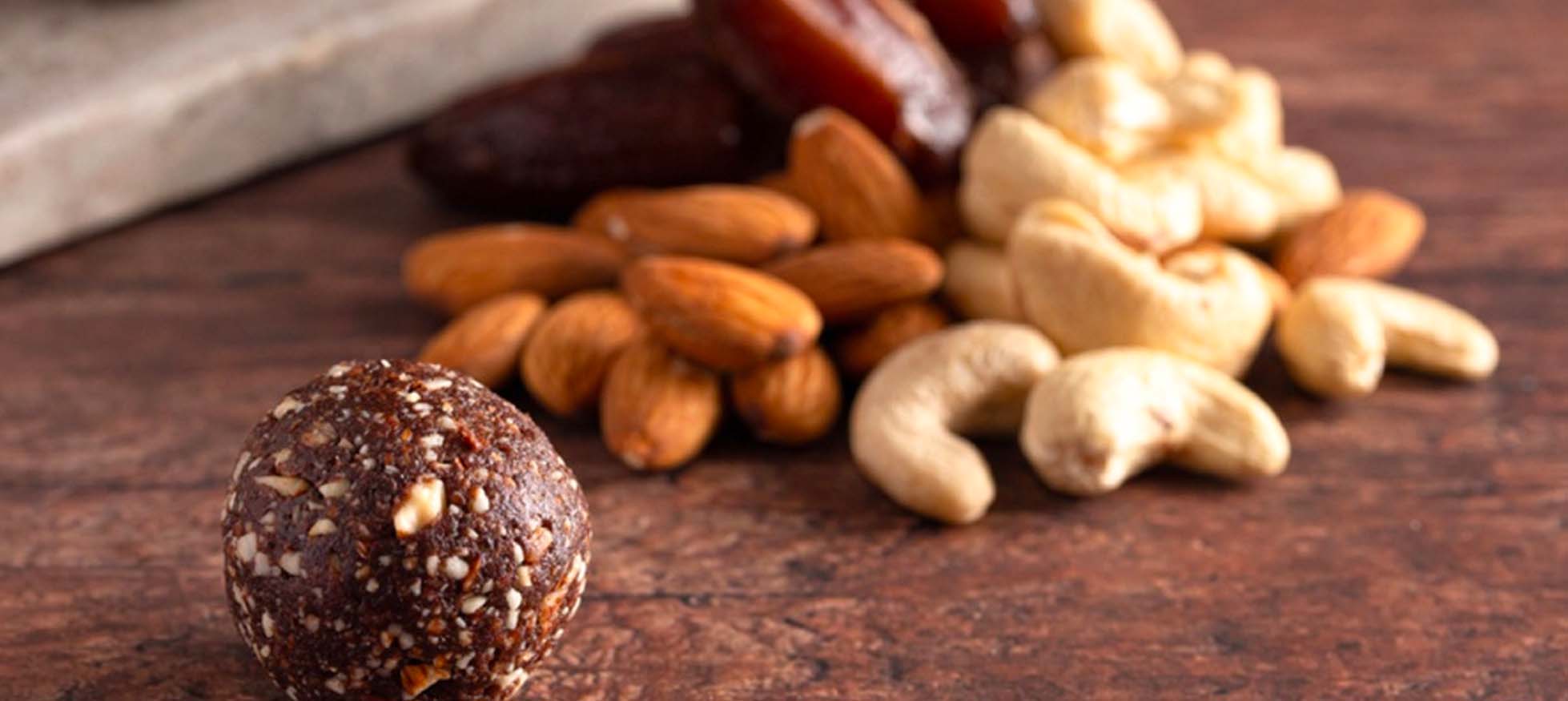 bolitas energéticas de chocolate hechas de nueces orgánicas