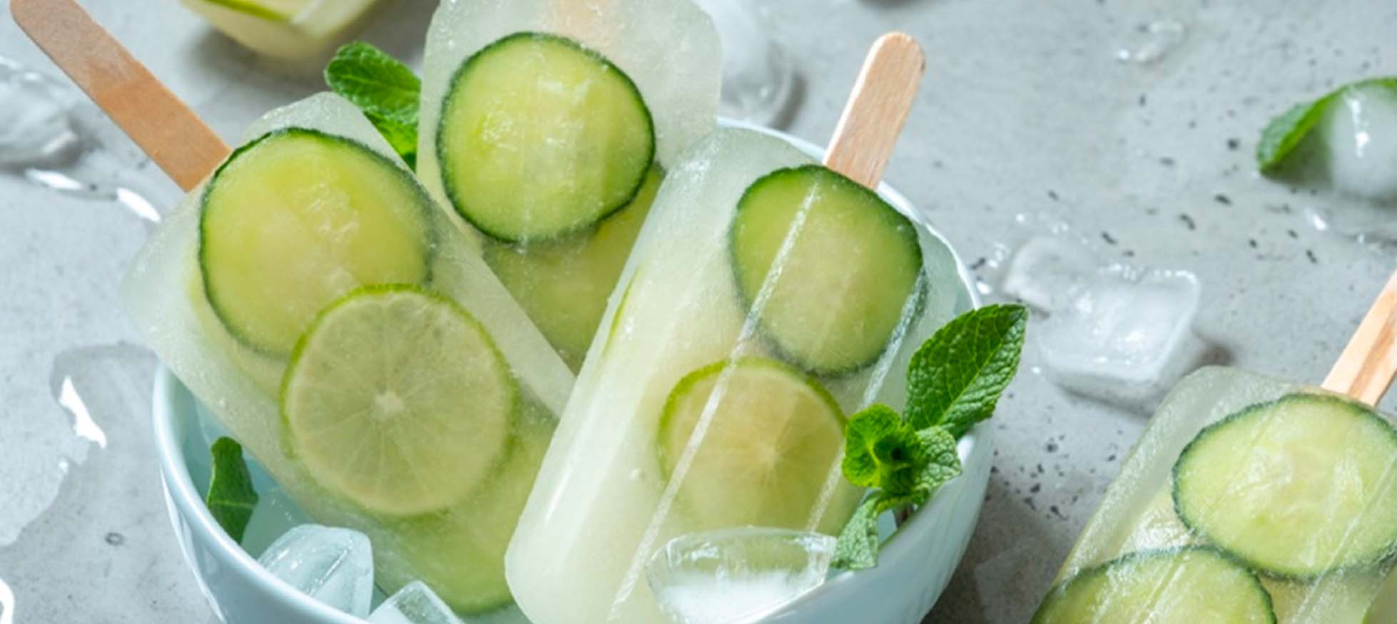 paletas de hielo de pepino con limon en plato hondo con hielos