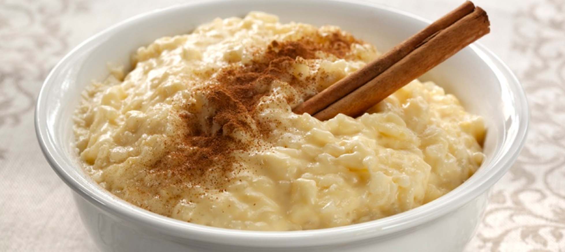 arroz con leche y canela en plato blanco