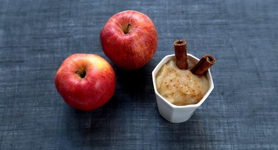 manzanas y puré de manzana listo para comer