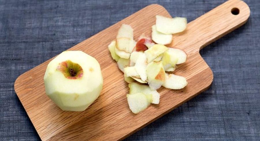 manzana sin cascara sobre una tabla de madera