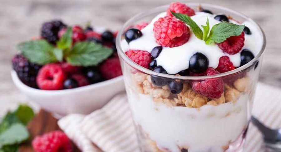 vasos con yogurt griego y frutas