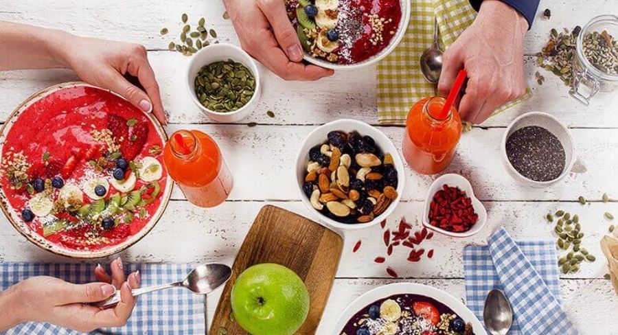 mesa con comida 