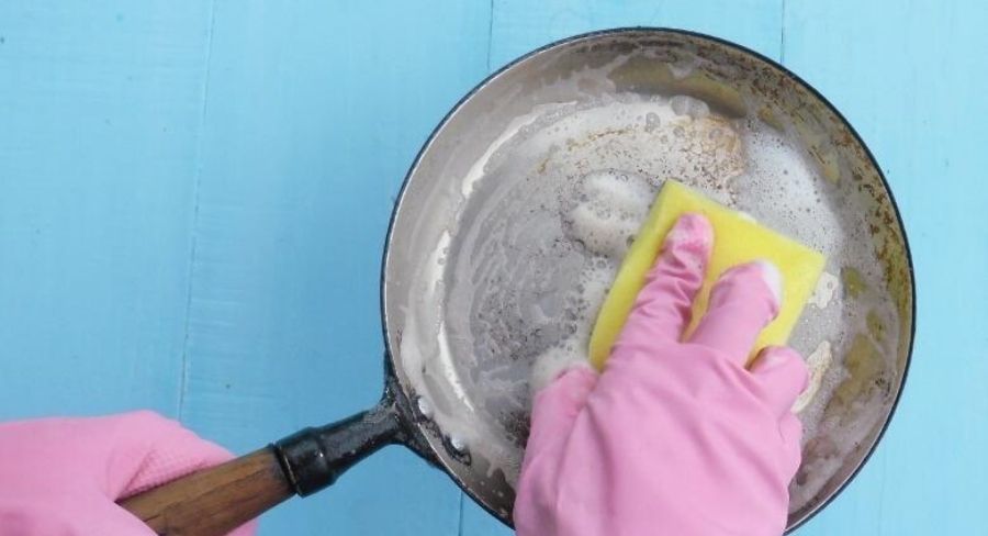 Truco para quitar manchas de grasa quemada de la sartén