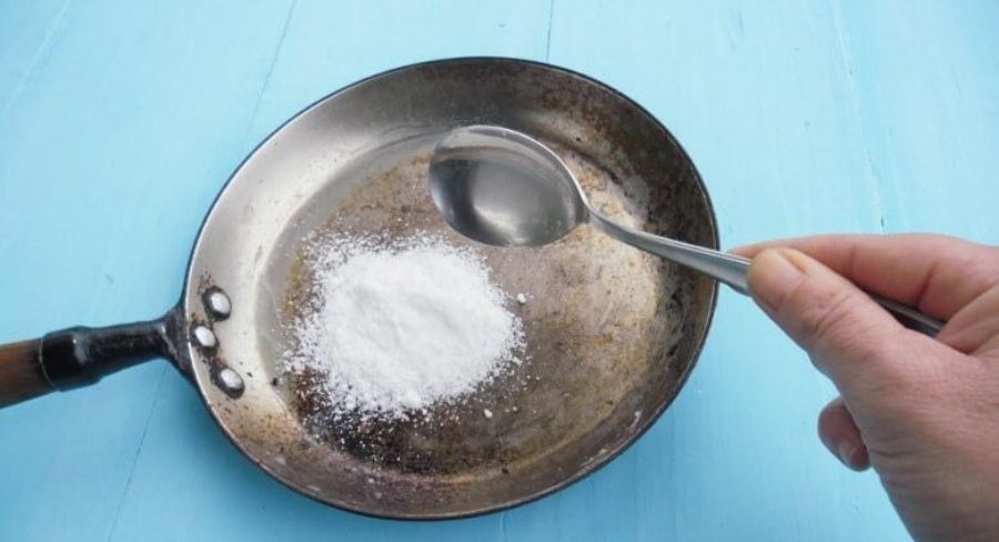 Truco para quitar manchas de grasa quemada de la sartén: vierte una cucharada de sal fina en la superficie del sartén